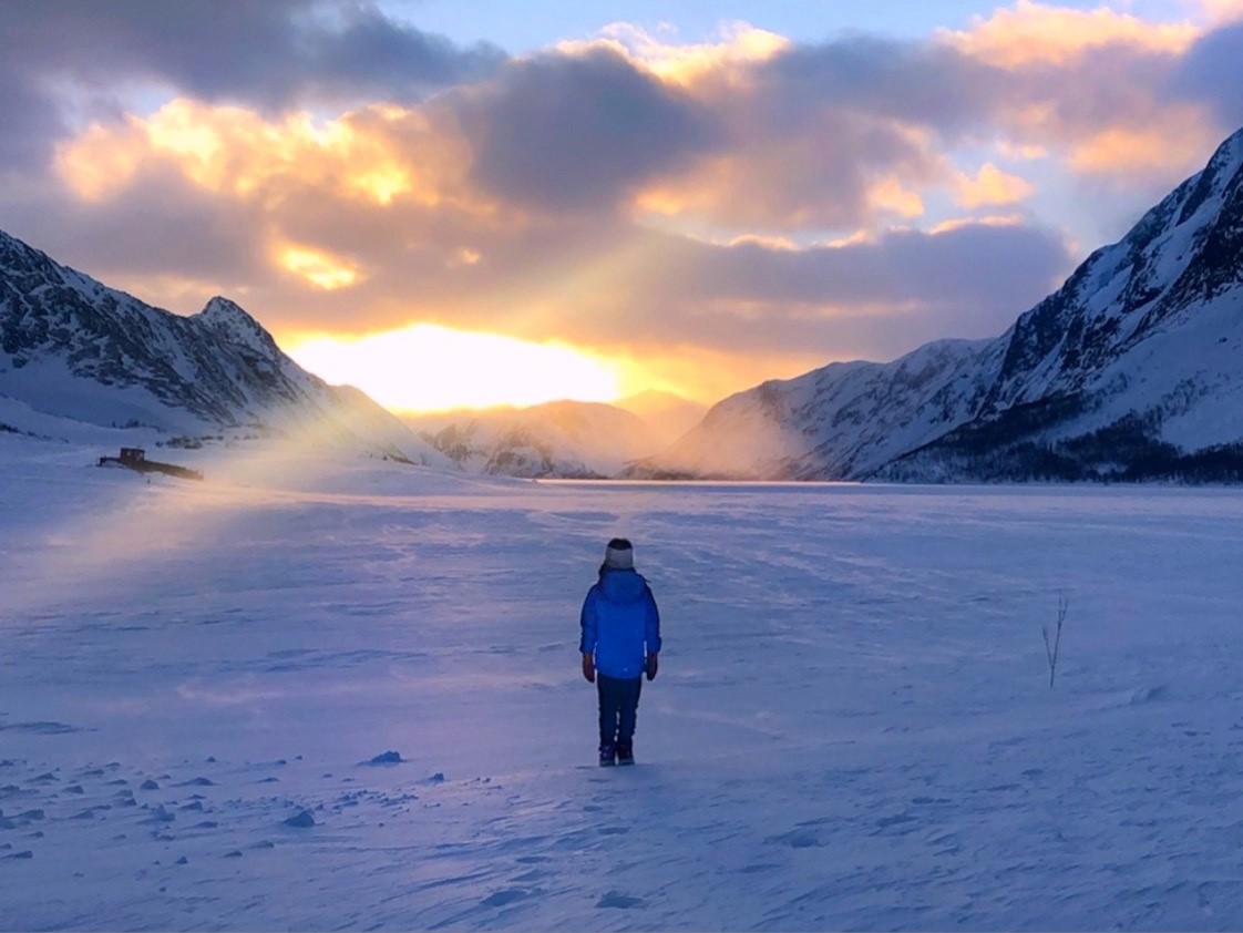 Ung dame går tur i fjellet