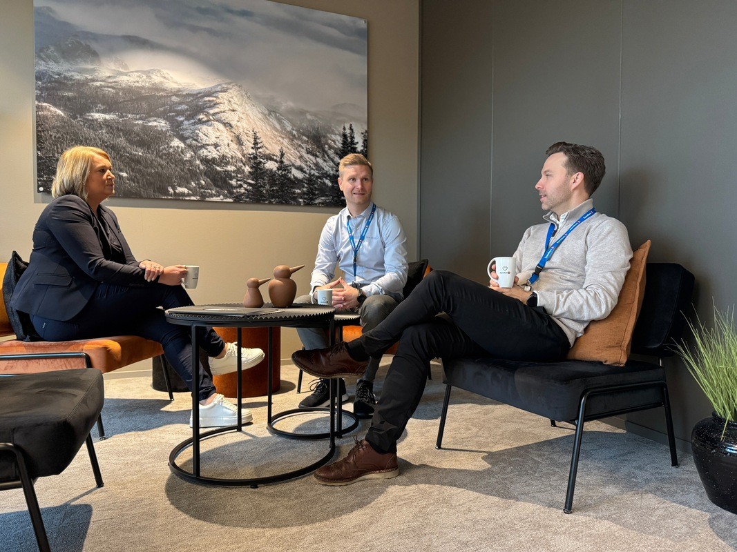 Ansatte sitter i pratesone