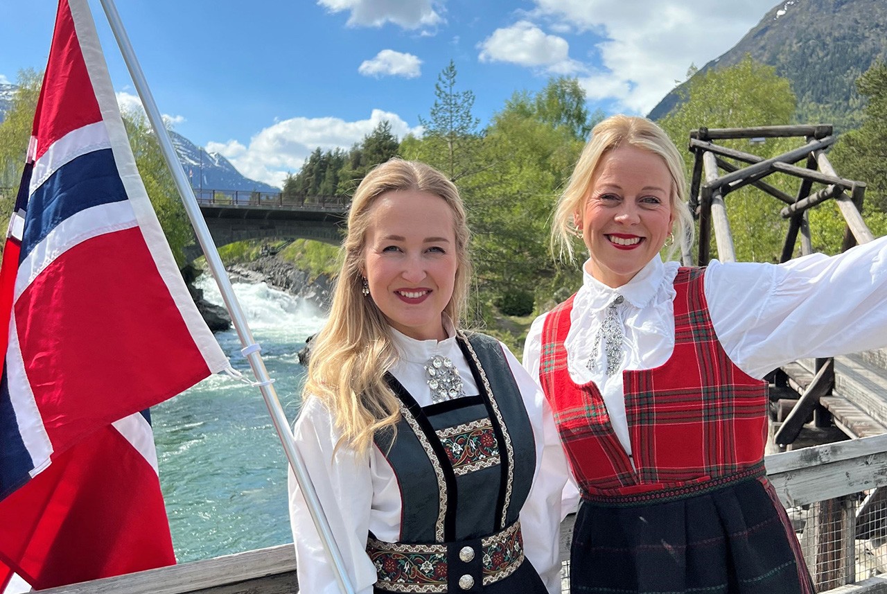 dame med datter på armen i bunad med bunadsforsikring på 17 mai