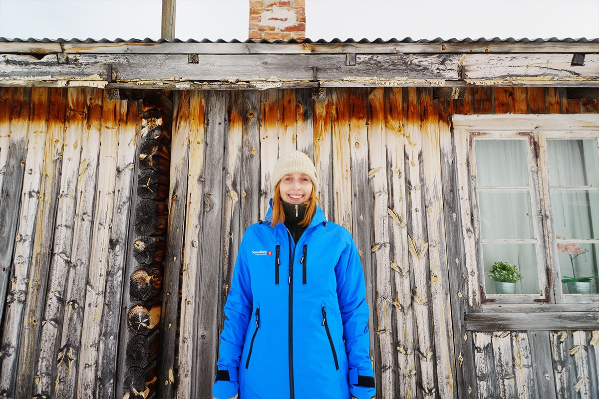 Blid dame med datamaskin som har søkt boliglån