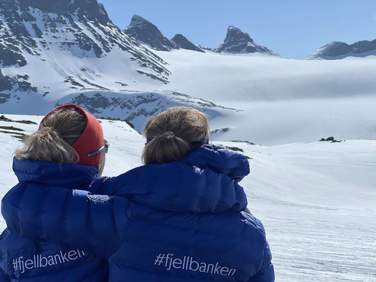 Blid dame med datamaskin som har søkt boliglån