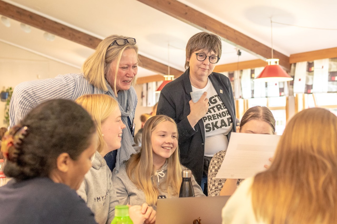 Mennesker samarbeider med tavle. Illustrasjon.