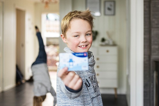 ung gutt med bankkort