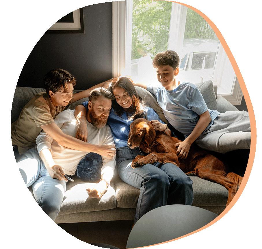 private banking kunde med sin familie i sofaen