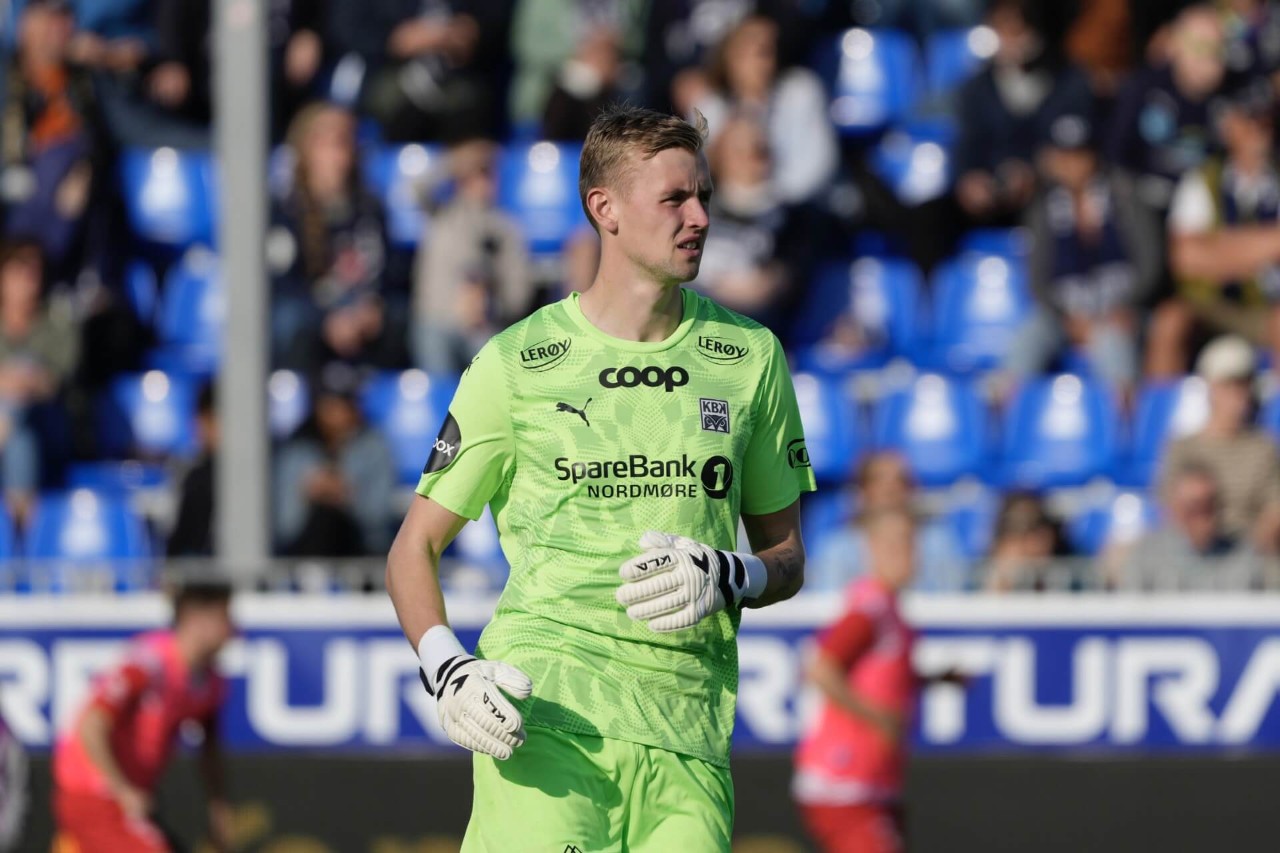 Adrian er keeper på KBK