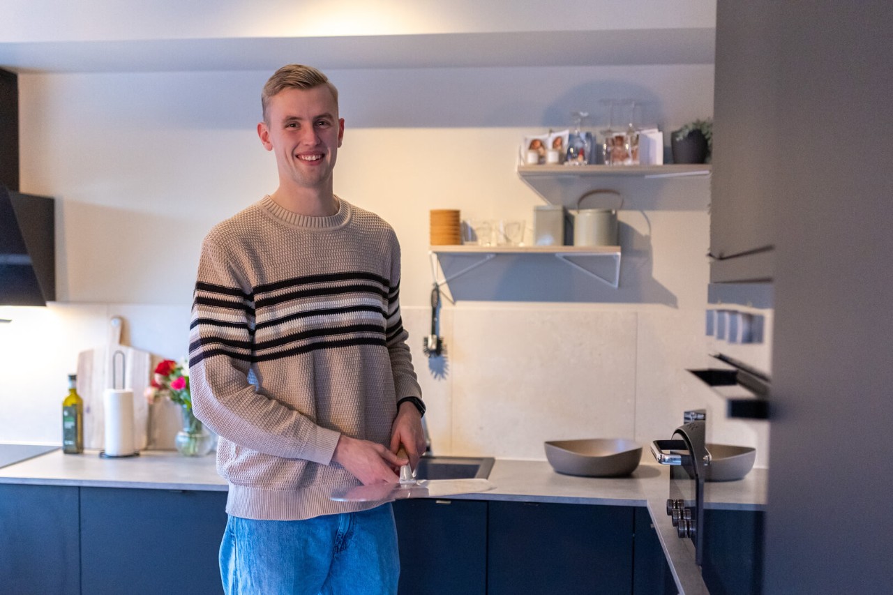 Adnian sitter ved bordet