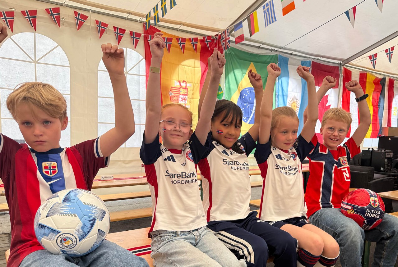 Barn gleder seg til VM-fest