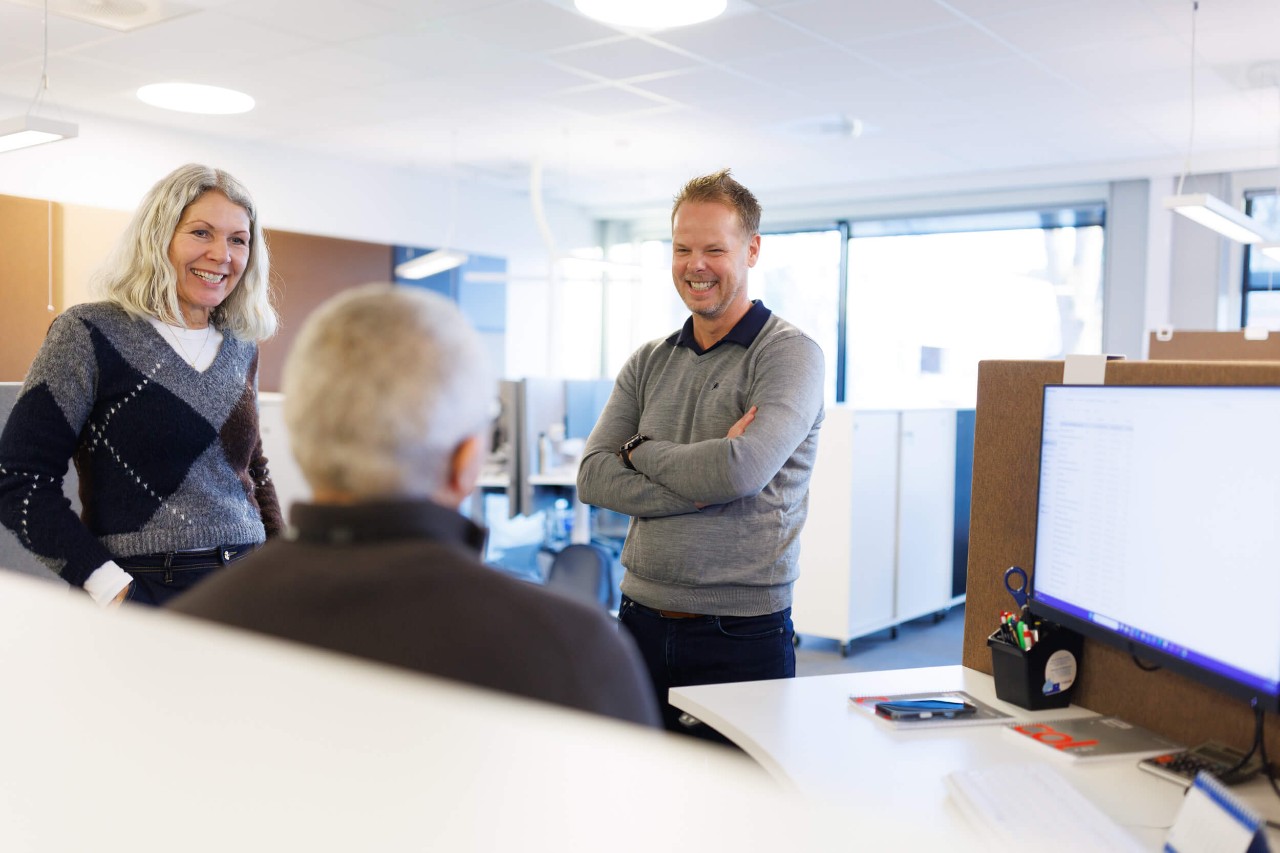 Christian i samtale med kollegaer