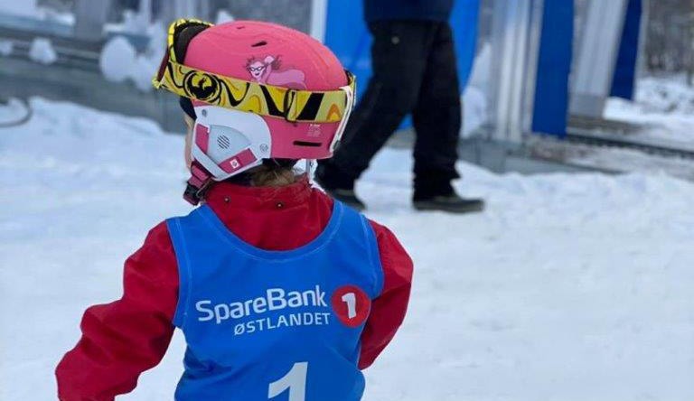 Jente på ski - søk lokal støtte til små tiltak