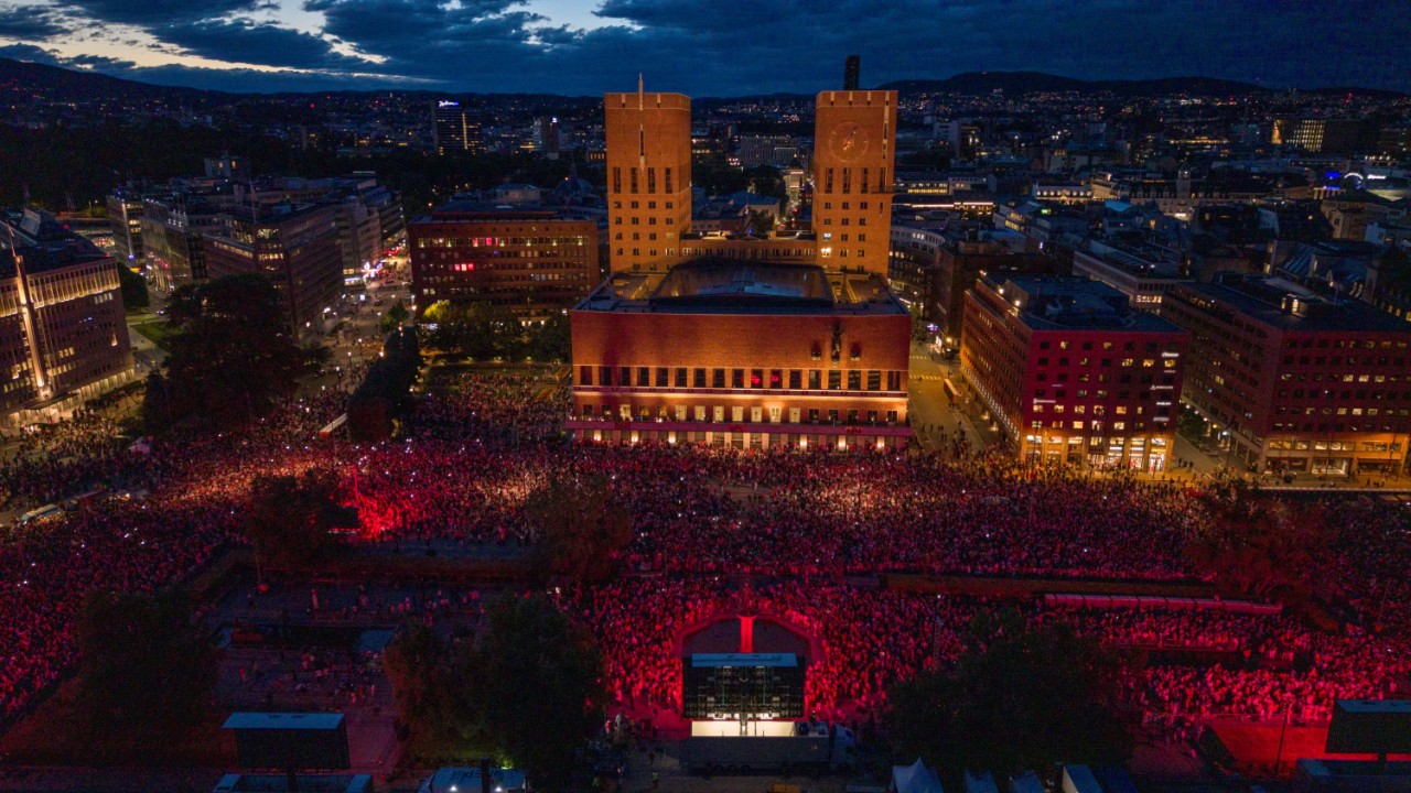 Publikum jubler etter seier i 8-delsfinalen mellom Brasil og Norge under fotball-VM 2026 som vises på storskjerm på Rådhusplassen i Oslo. Foto: Anders Martinsen UAS Norway / POOL / NTB 