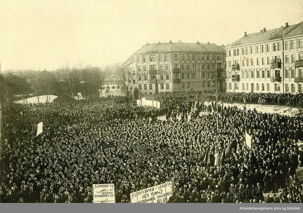 "Veksel- og banksvindlere gaar fri - Streikende jernarbeidere blir dømt". Demonstrasjonsmøte på Vestkanttorget i Oslo under Jernstreiken, 17. mars 1924. 
