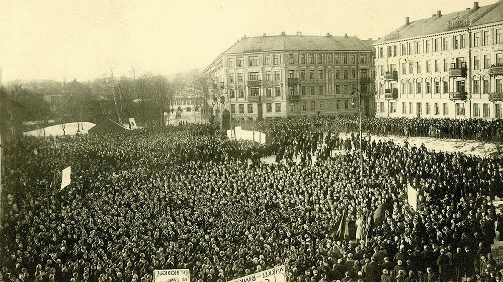 "Veksel- og banksvindlere gaar fri - Streikende jernarbeidere blir dømt". Demonstrasjonsmøte på Vestkanttorget i Oslo under Jernstreiken, 17. mars 1924. 