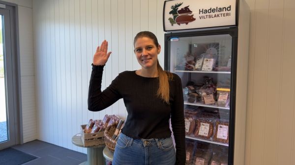 Emmeline og Hadeland viltslakteri rekker opp hånda for lokalmat
