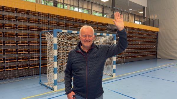 Trond Henriksen rekker opp hånda for samarbeid og Heradsbygda håndballklubb