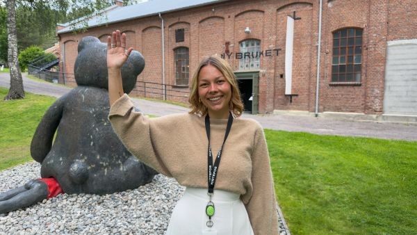 Ingrid Louise Tandberg Martinussen rekker opp hånda for kunst for alle på Kistefos
