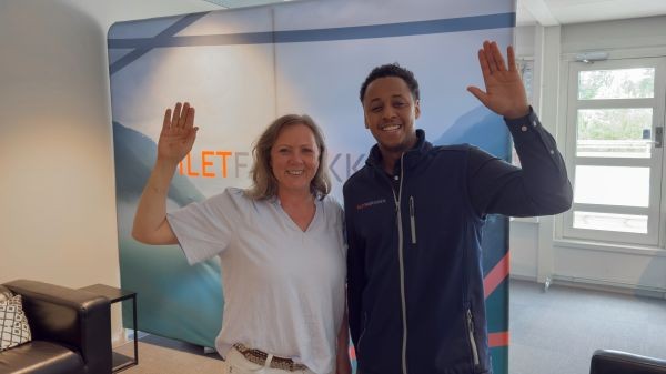 Kristine Skeie og Omar A Hassan rekker opp hånda for Nittedal ung i jobb