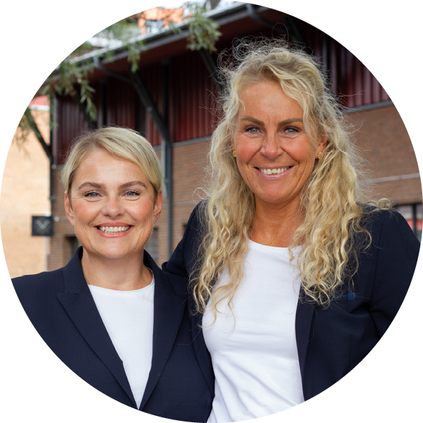 Silje og Lene står på scenen under What the fond?! på Nittedalsdagene 2026