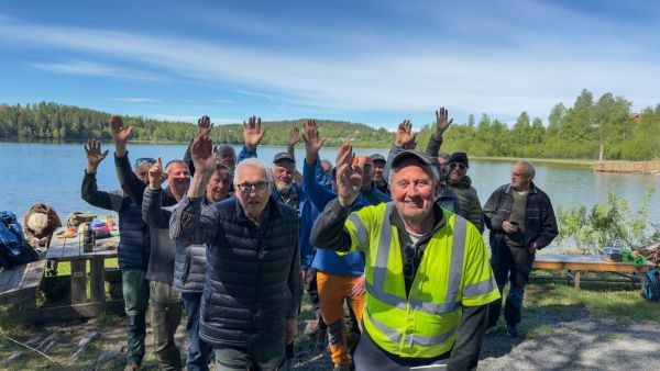 Arne og Asle rekker opp hånda for å ta vannet tilbake med Vassjø Jeger 