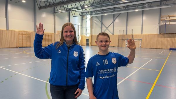 Gro Kristiansen og Nataniel rekker opp hånda for Haugsbygd IL og inkludering i barneidretten