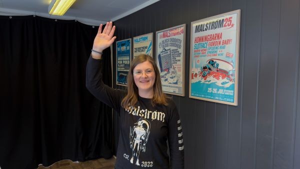 Inger Angelika Nicolaysen rekker opp hånda for frivillighet i kulturen på Malstrømfestivalen