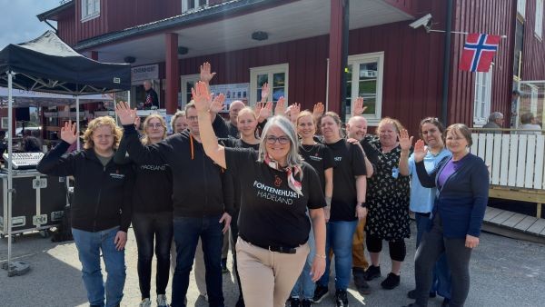 Kari Anne Jønnes rekker opp hånda for Fontenehuset Hadeland