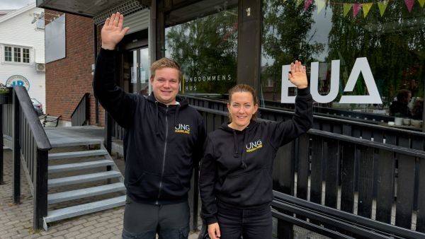 Kenneth Rønningen og Astrid M. M. Berget rekker opp hånda for meningsfull fritid på UngHadeland
