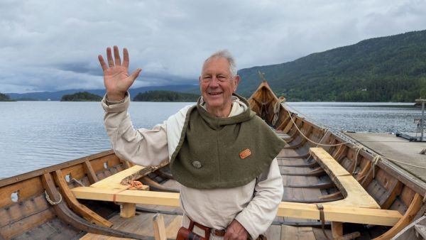Knut Grande rekker opp hånda for historie og tradisjonelt håndverk i Vikingskipet Hardraade