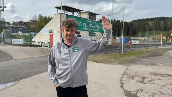 Leig Helge Brandeggen rekker opp hånda for GIF-skolen