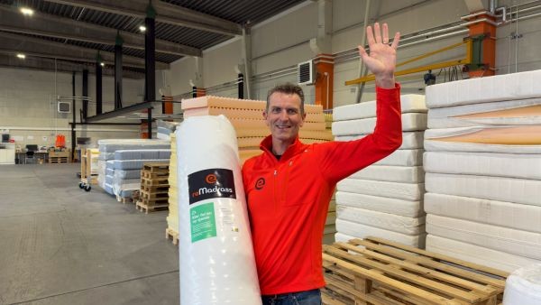 Lennert Hug rekker opp hånda for et resirkulert samfunn med ReMadrass