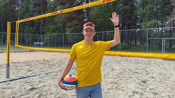 Sondre Leikanger rekker opp hånda for Hønefoss volleyballklubb