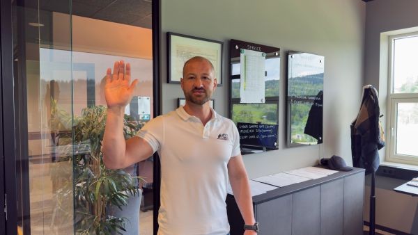 Stian Kirkeby rekker opp hånda for yrkesfag og jobbmuligheter i KB Blikk