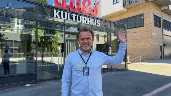 Tage Hybertsen rekker opp hånda for Alles kulturhus og lokale kulturtilbud