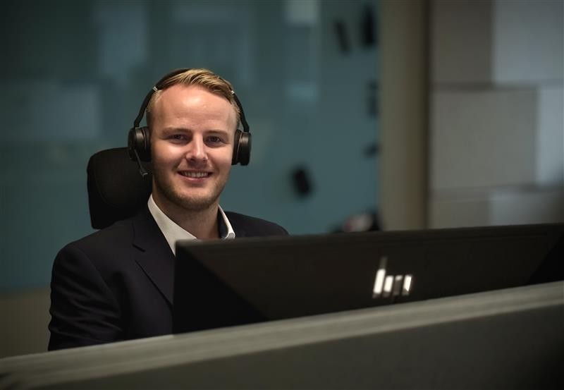 Ansatt i SpareBank 1 Ringerike HAdeland, Matias snakker med en kunde på telefon