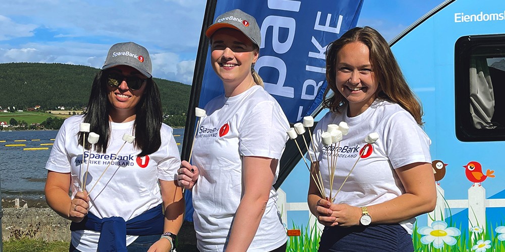 Tre rådgivere fra SpareBank 1 Ringerike Hadeland står på stand på Randsfjordfestivalen i 2022