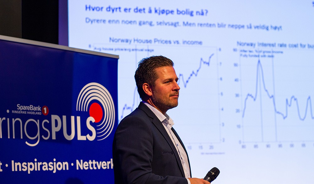 Lars Erik Refsahl Banksjef bedriftsmarked står forran en skjerm fra et NæringsPuls-webinar
