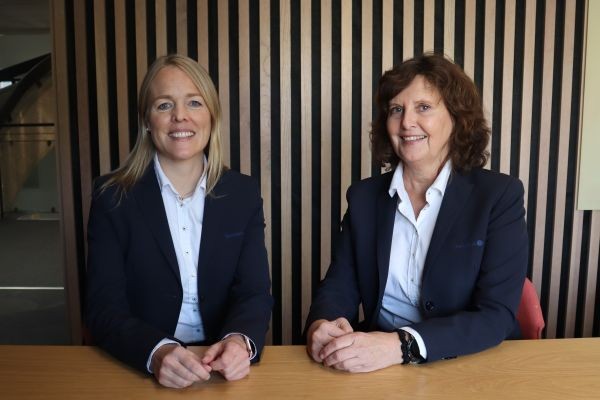 Lene og Kristin er klare for å snakke med deg om lån.
