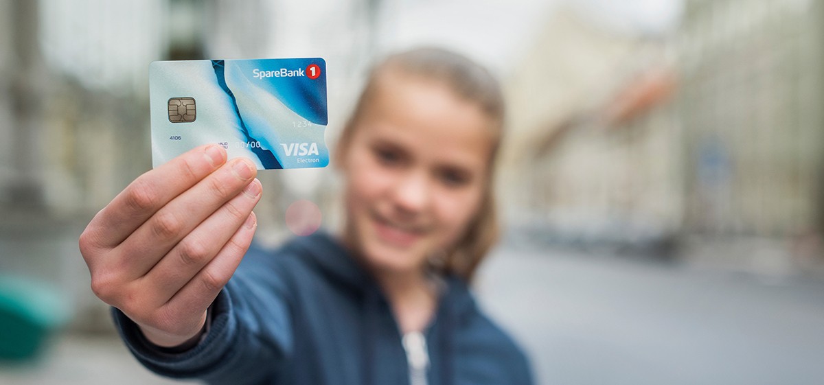 Ung jente med bankkort