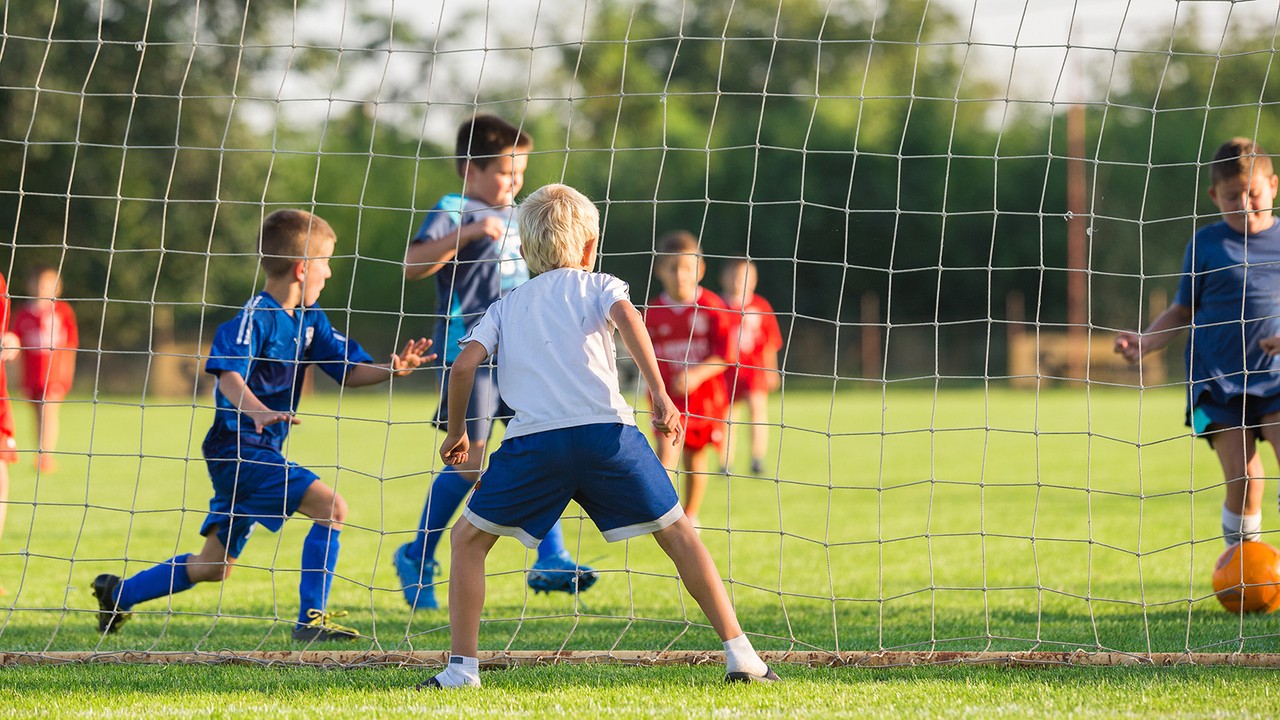 Lokalsamfunnet er SpareBank 1 SMN sin største eier, og får derfor sin del av bankens overskudd. Dette kalles samfunnsutbytte. Illustrasjonsbilde av barn som spiller fotball.