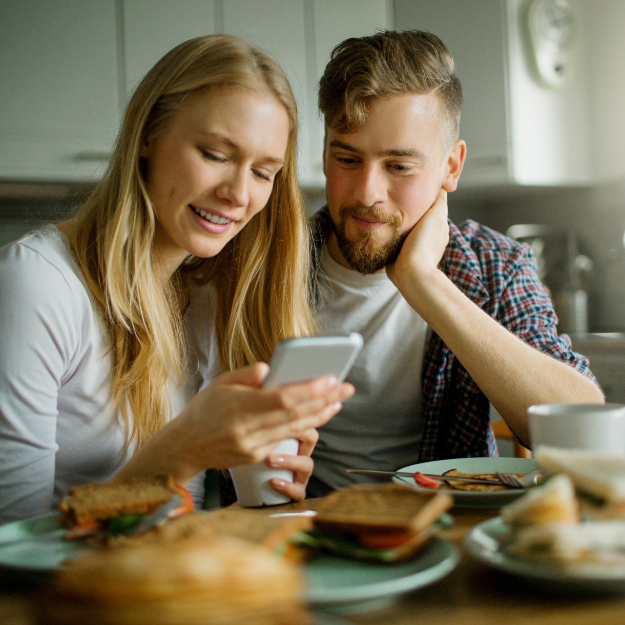 dame som holder foredrag foran folkemengde