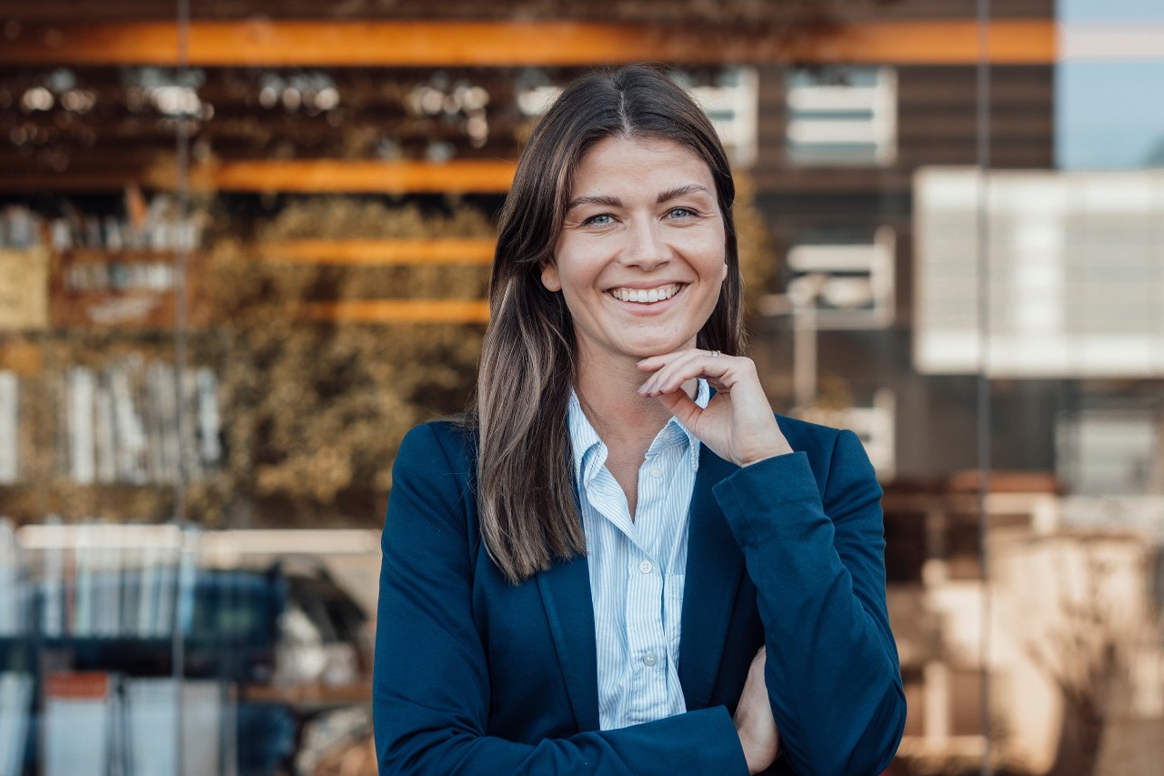 Blid kvinne skal begynne med fondssparing