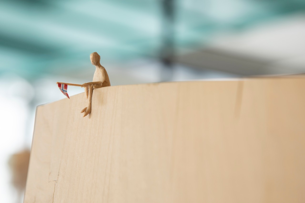 Kunst Nils Aas figur med flagg