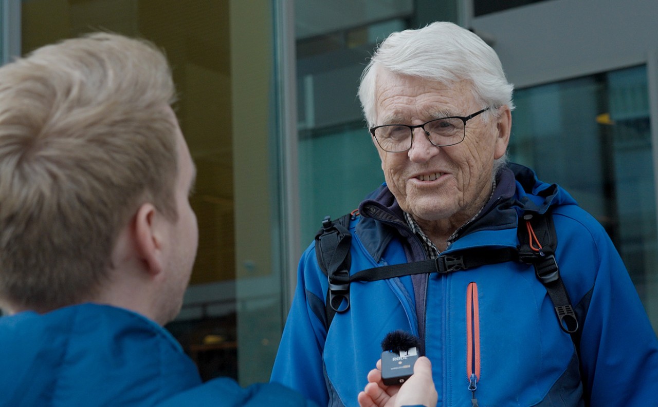senior mann intervjues utendørs i Trondheim