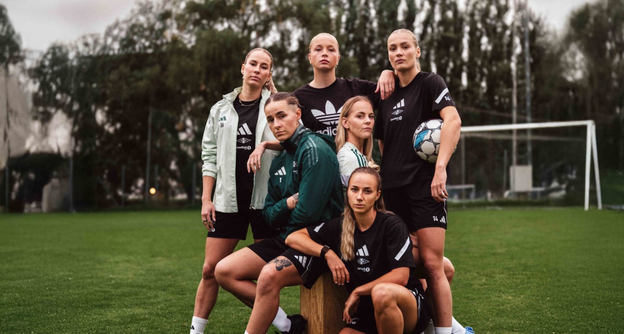 Blid mann på glassveranda