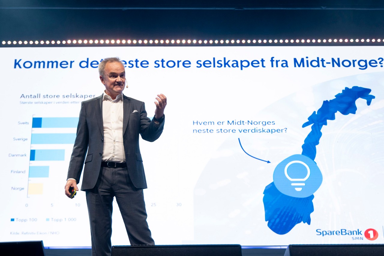 Trondheim 06.11.2025 :  Sparebank1 SMN arrangerer konferansen Næringsdriv 2025 i SDtaudentersamfundet. Er norsk økonomi klar for omstilling?Harald Magnus Andreassen, sjeføkonom i SpareBank 1 Markets
Utsikter for lokalt næringsliv, Vegard Helland, konserndirektør bedriftsmarked, SpareBank 1 SMN
Krigens ansikt, Yama Wolasmal, NRK Midtøstenkorrespondent
EUs Draghi-rapport og NHO sin analyse av Norges konkurransekraftOle Erik Almlid, Direktør NHO
Unge verdiskapere (EM vinnere – UE - Talent Trøndelag) grønn omstilling HAVTrawl Tech – Frank Nordbeck, daglig leder i UE Trøndelag
Finale i Fremtidens verdiskaper: Demp – Aimses – Vyer Eco – Arkwiz  – Woolero
Hvordan engasjere og tiltrekke seg unge stemmer? Anna C. Brustad Moe, Maren Grøthe, Mari Bernhardsen, Astrid Wall
Kulturforskjeller mellom Norge og andre land,Cécile Moroni
Hjernen – vår juvelMay-Britt Moser og Trondheimsolistene
Fremragende forskning på barnedemens, Magnar Bjørås, Syver og pappa Øyvind Blindheim
Prisutdeling: årets kremmer, fremtidens verdiskaper, årets døråpnerJan-Frode Janson og Vegard Helland, Kent Ranum, Kirsten Schultz
. Foto: Thor Nielsen