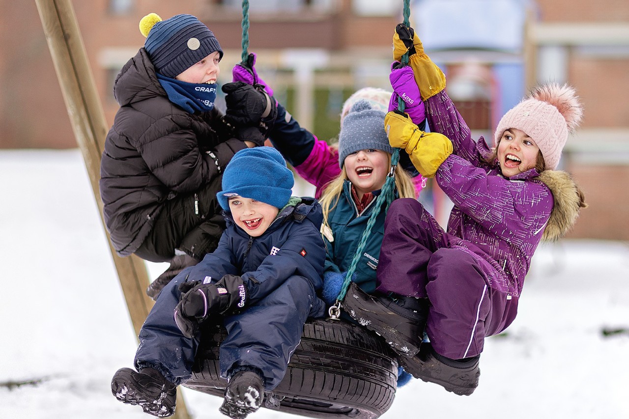 barn-leker-i-huskestativ-pa-vinter