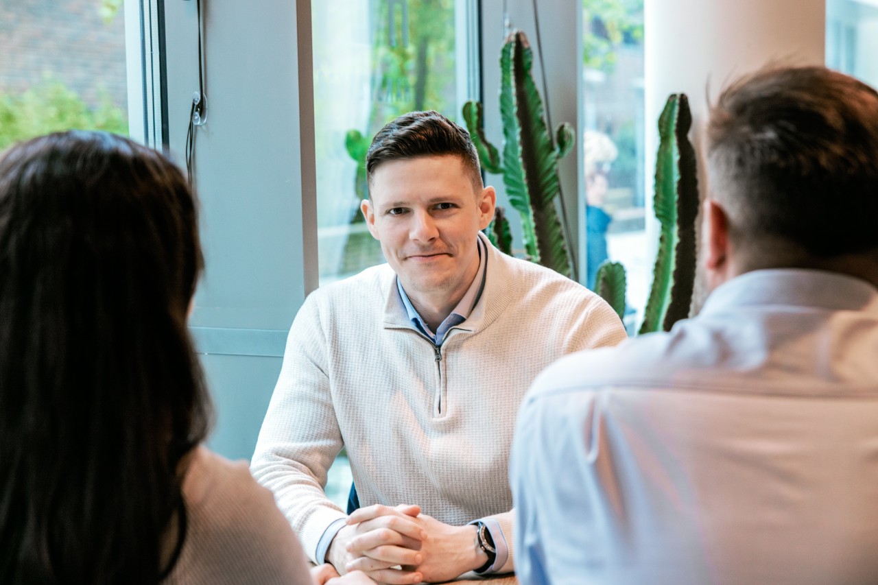 Rådgiver digitale tjenester i kundemøte