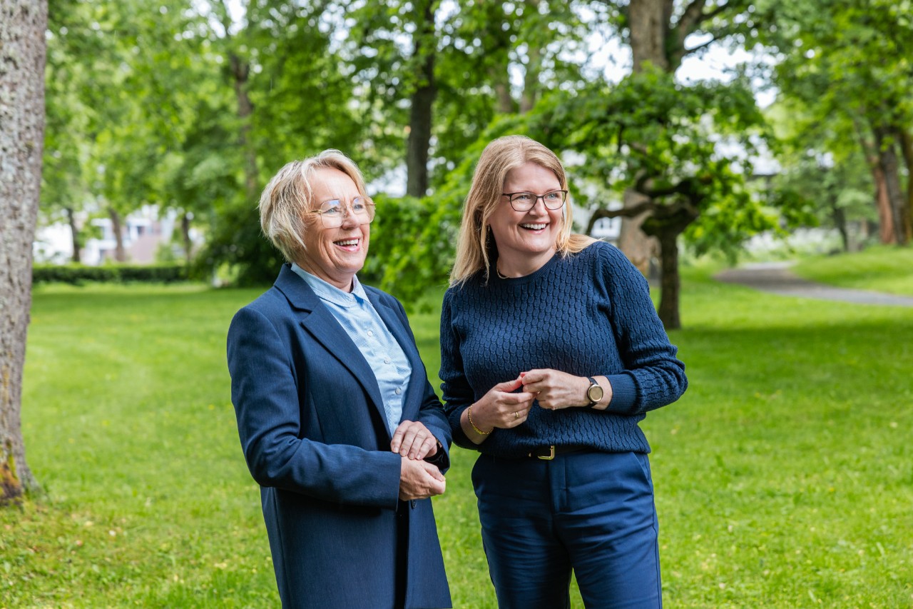 HR-rådgiverne Oddny og Kirsti på tur i parken. De kan hjelpe teamet til å bli bedre på kommunikasjon og samarbeid.