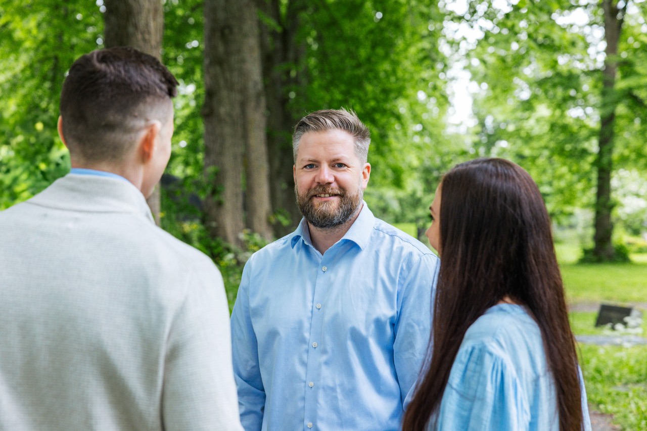 Rådgivere innenfor digitale tjenester tar en tur i parken.