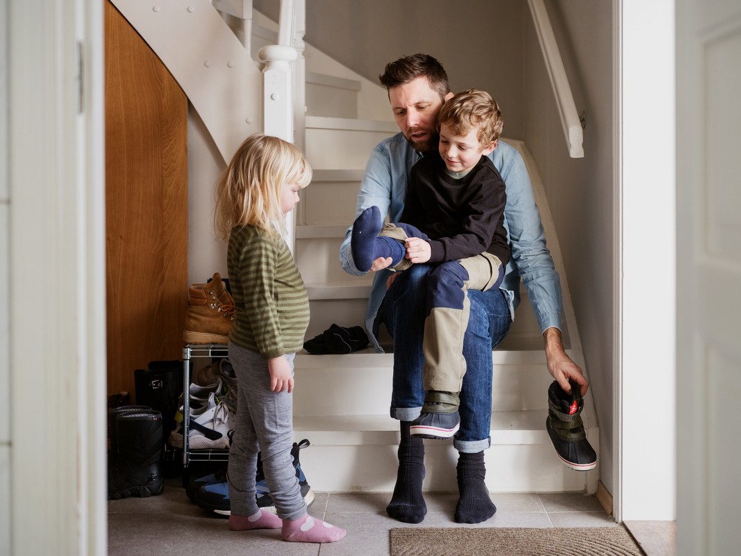 familie ved frukostbordet