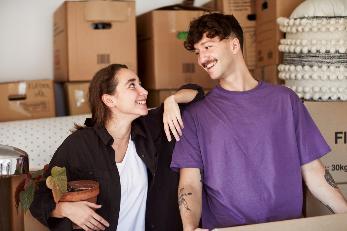 Par flyttar in i ny lägenhet